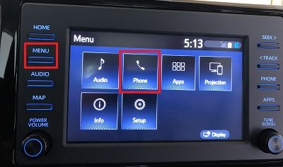 Menú de configuración del teléfono en la pantalla multimedia de Toyota 
