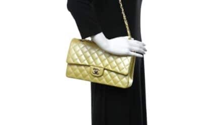 Chanel classic flap medium sizeFuente de la imagen: Fashionphile