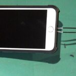 ¿Cómo se puede restaurar un puerto de carga de iPhone suelto?