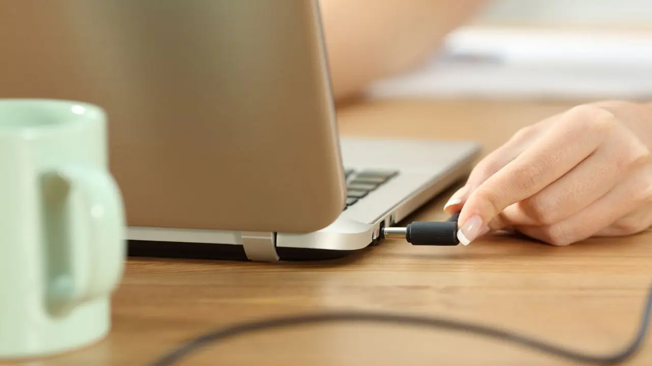 qué es mejor desconectar primero: el enchufe del cargador o el cable del ordenador portátil-0