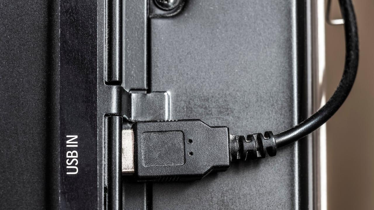 cargar dispositivos y alimentación desde puerto USB