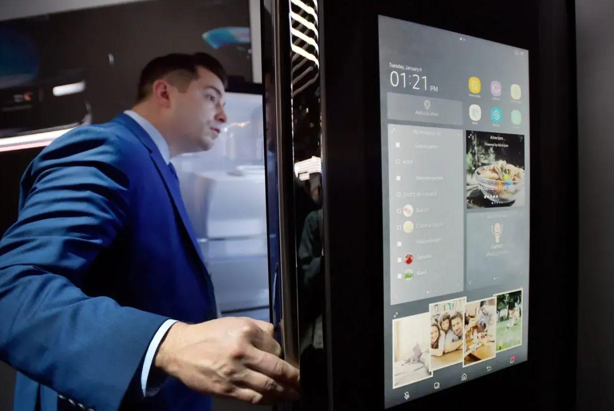 Pantalla de frigorífico con anuncios