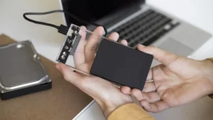 Cómo evitar estafas cuando se compran memorias o discos duros demasiado baratos