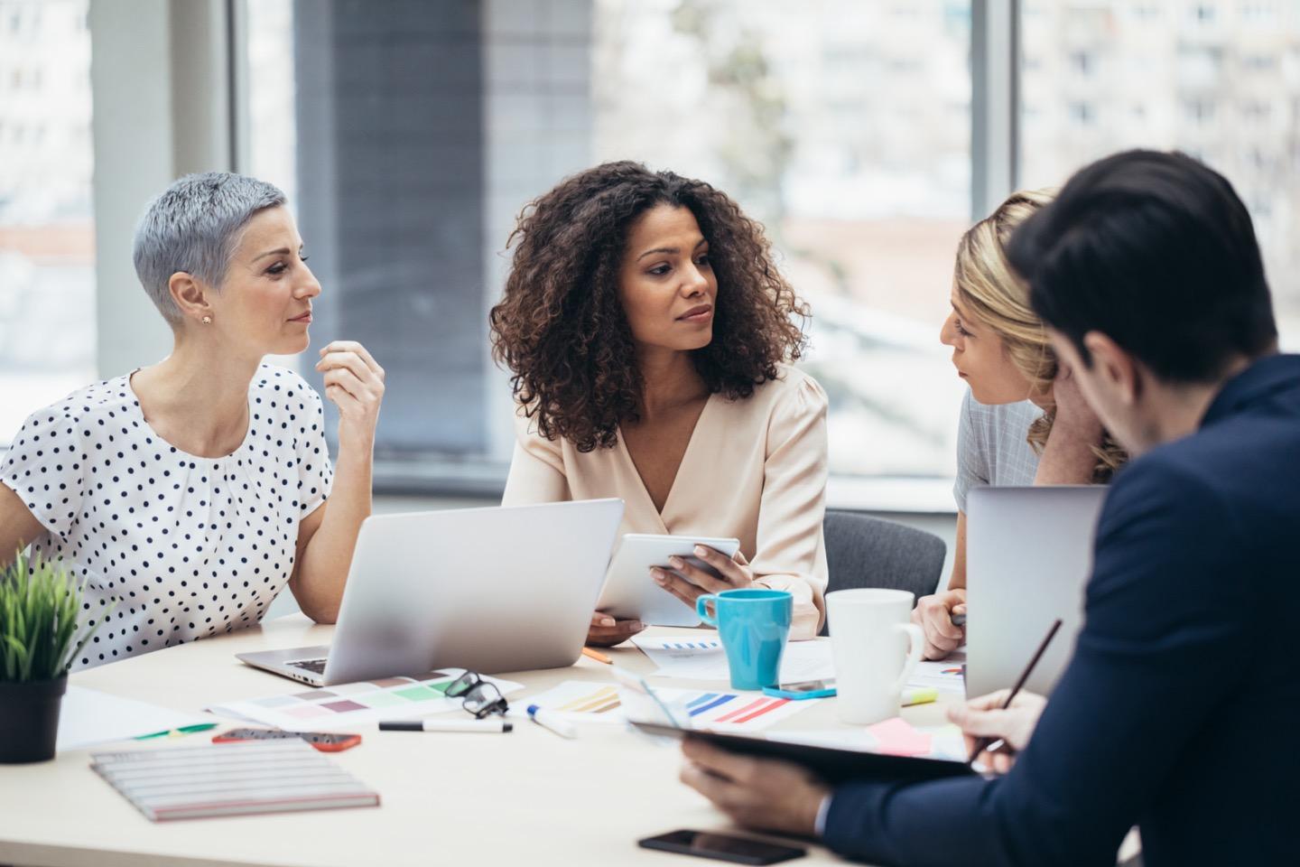 Qué datos recopilan los asistentes de IA y cómo protegerte