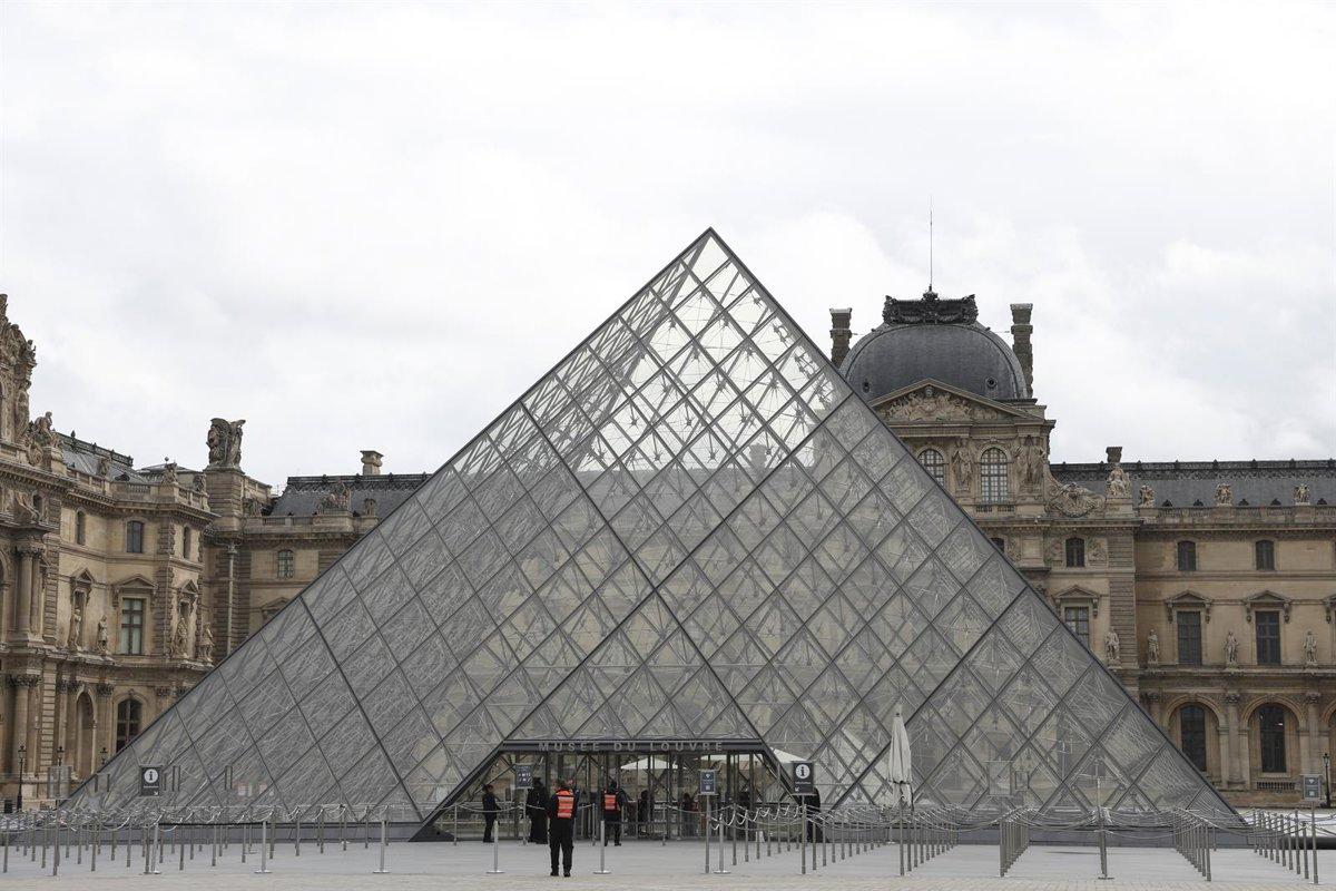 Seguridad en el Louvre y robo