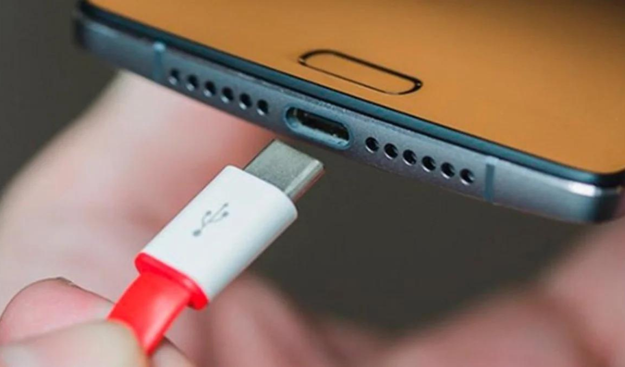 Android se reinicia al conectar el cable USB