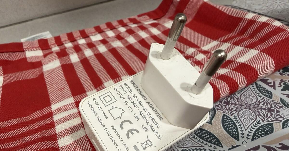 Datos eléctricos en cargadores de móvil