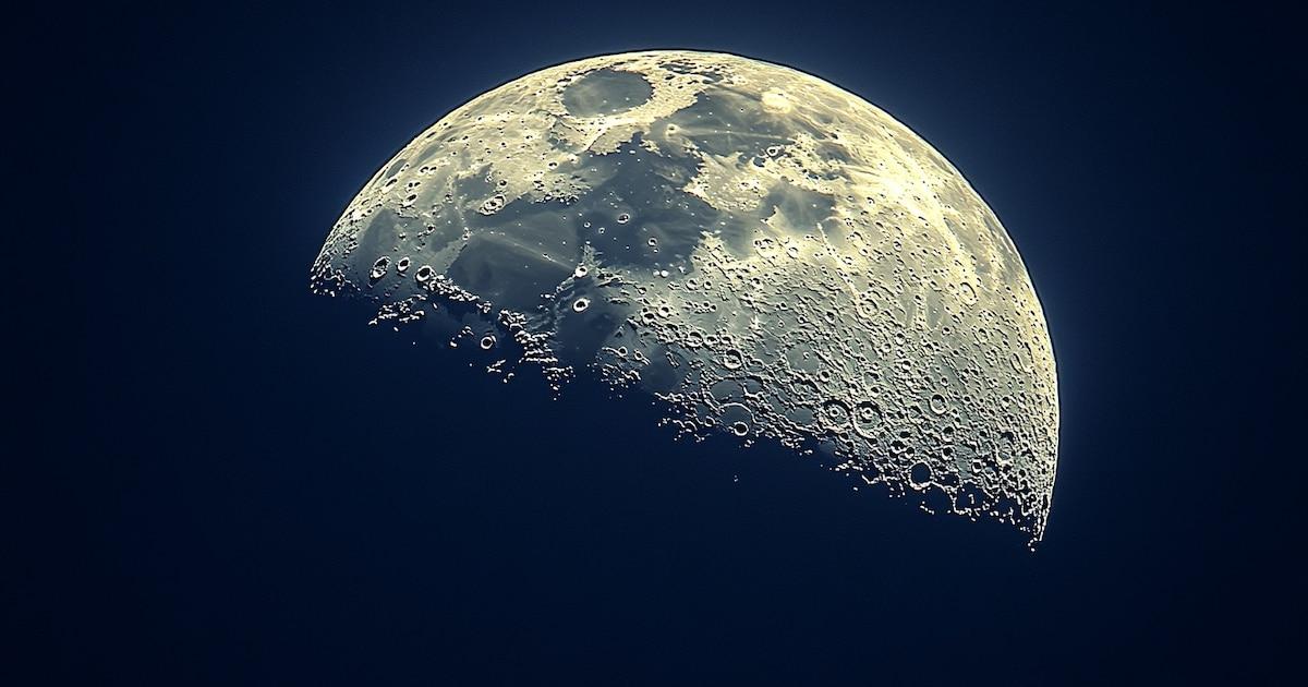 Trípode para fotografiar la Luna con el móvil