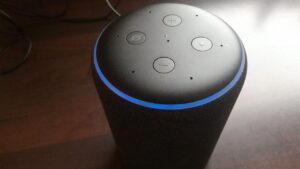 cómo saber si altavoz es compatible con alexa+