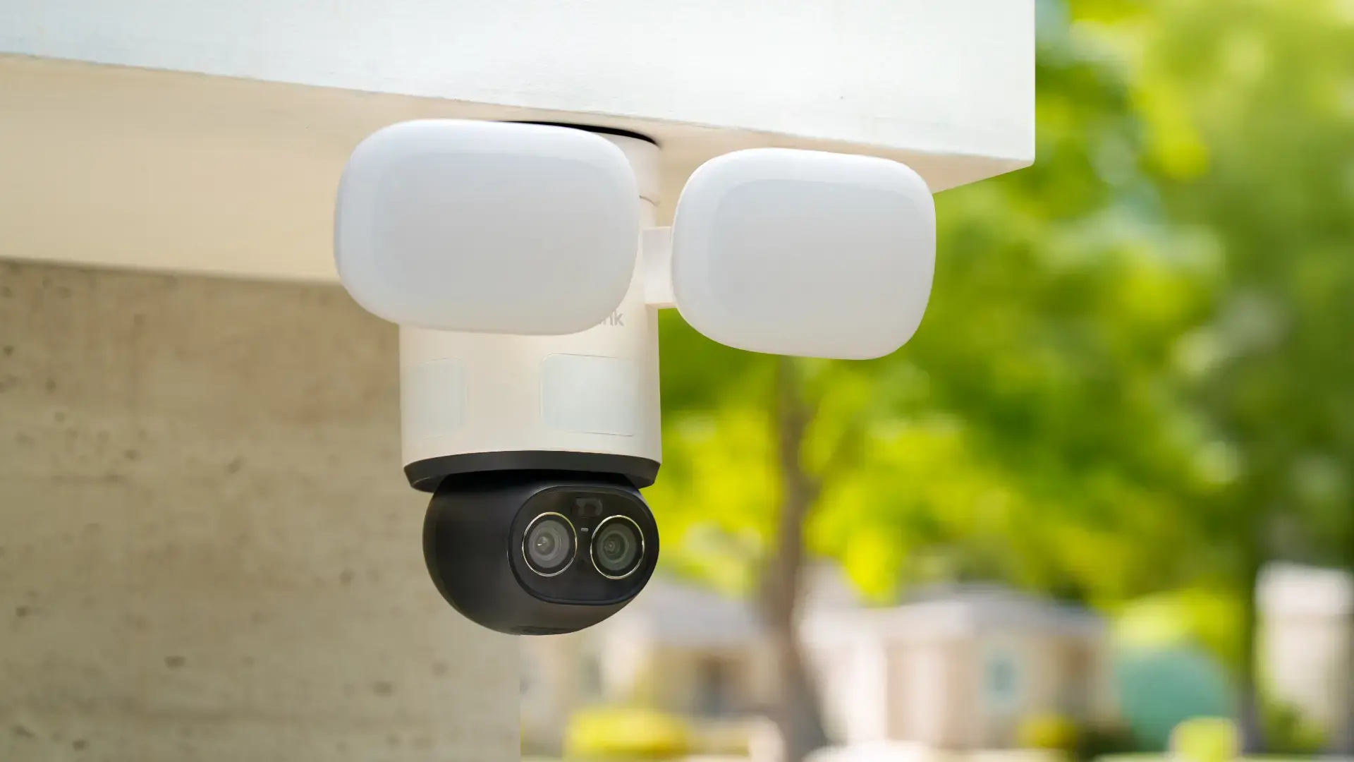 detalle camara Reolink TrackFlex exterior detalle camara Reolink TrackFlex exterior