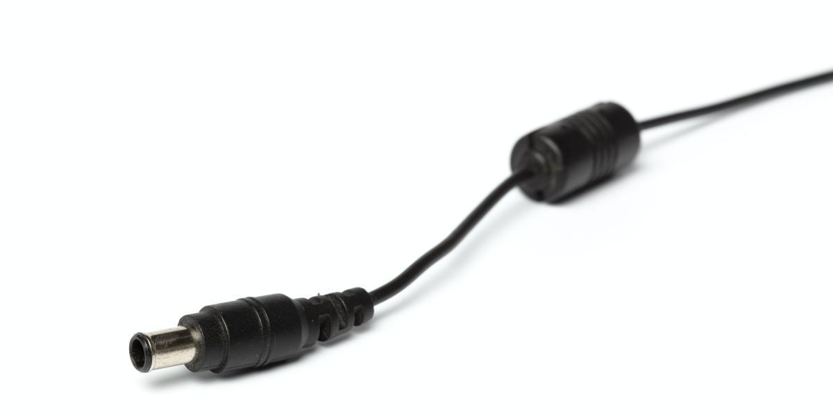 Detalle de filtro de ferrita en cable Detalle de filtro de ferrita en cable