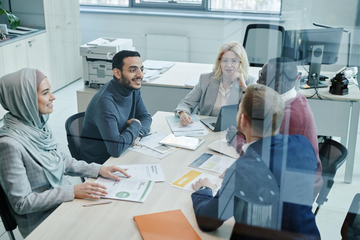 Reunión de equipo de ventas en una oficina moderna coordinando procesos y reglas de atención al cliente.