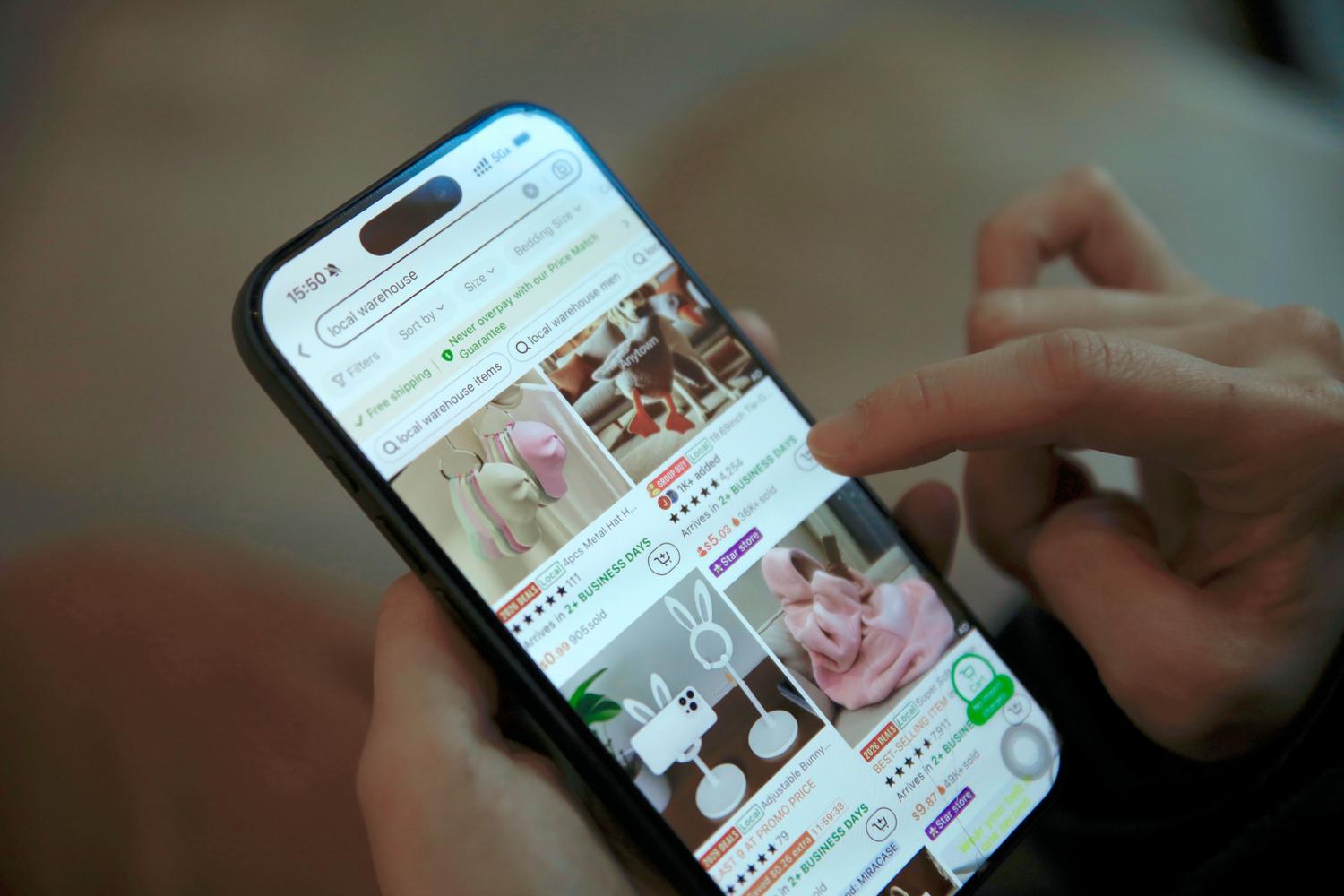 Usuario navegando por una tienda online desde su smartphone, enfatizando la necesidad de optimizar la experiencia de compra móvil. Usuario navegando por una tienda online desde su smartphone, enfatizando la necesidad de optimizar la experiencia de compra móvil.