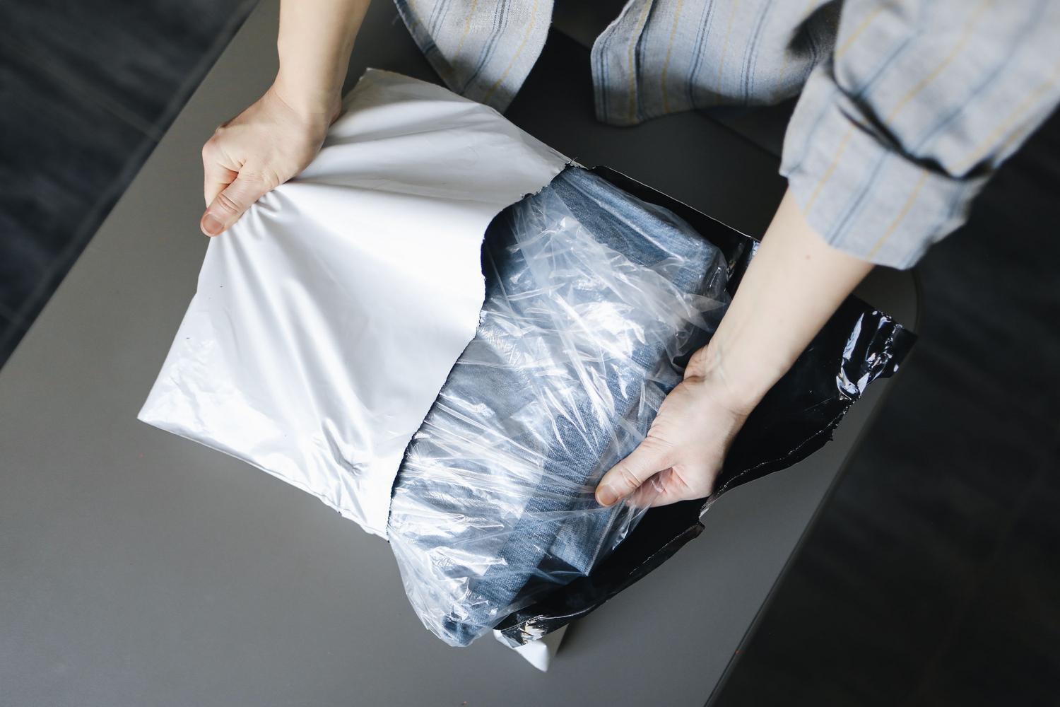 Persona abriendo un paquete recién recibido en una mesa, destacando la importancia de la logística y la experiencia de unboxing para fomentar la fidelidad. Persona abriendo un paquete recién recibido en una mesa, destacando la importancia de la logística y la experiencia de unboxing para fomentar la fidelidad.