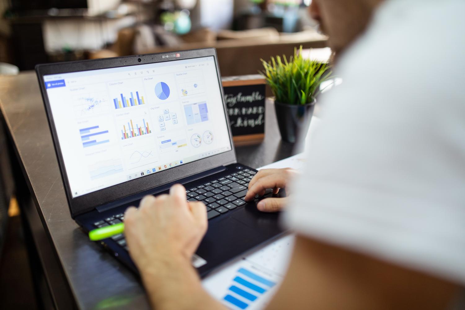 Análisis de datos y gráficas de crecimiento en la pantalla de un ordenador portátil, simbolizando la optimización de Spark Ads y el retorno de inversión (ROAS). Análisis de datos y gráficas de crecimiento en la pantalla de un ordenador portátil, simbolizando la optimización de Spark Ads y el retorno de inversión (ROAS).