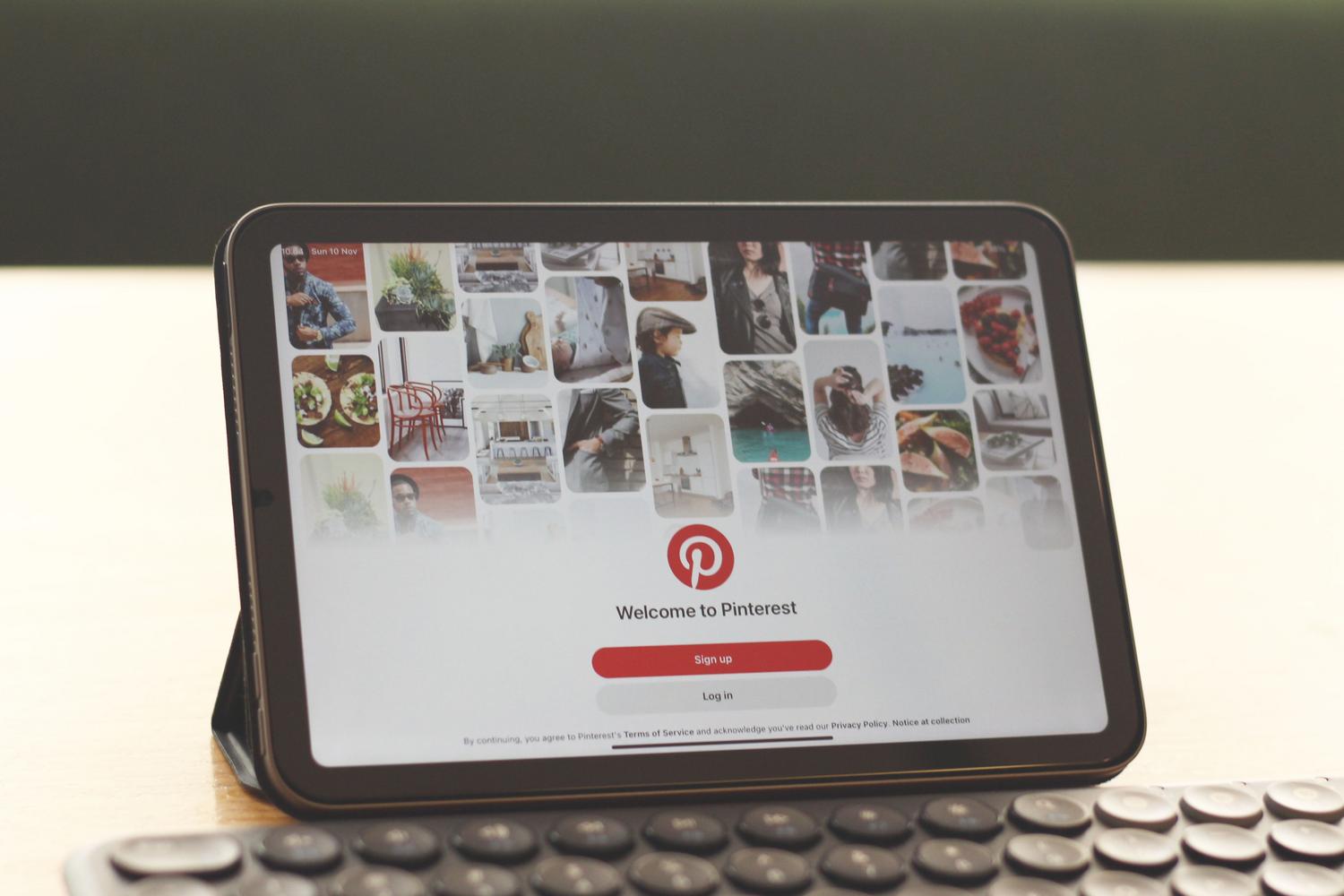 Tablet mostrando la interfaz de inicio de Pinterest, destacando su funcionamiento como motor de búsqueda visual.