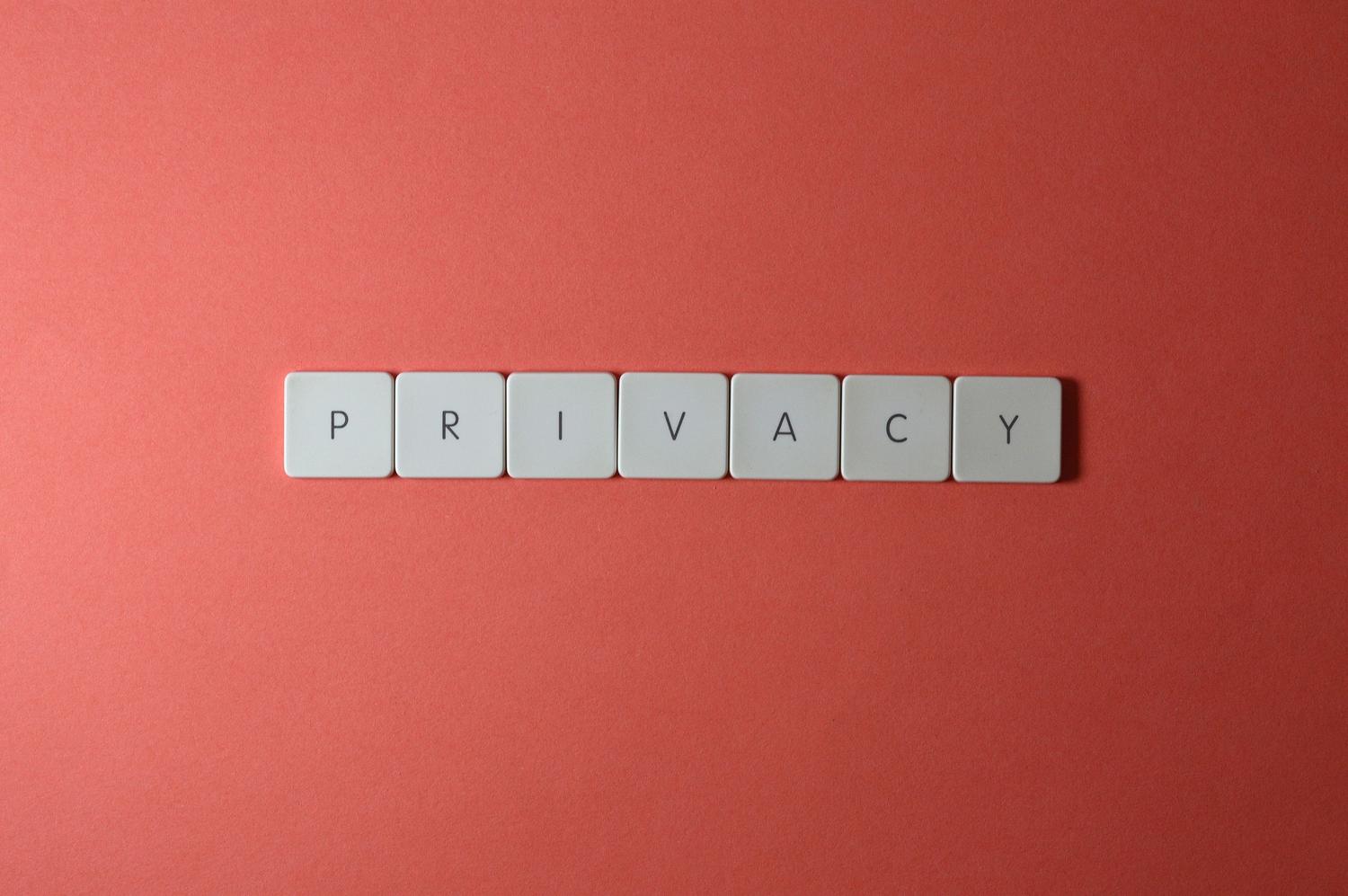 Concepto de privacidad de datos con letras formando la palabra PRIVACY, representando las políticas de privacidad de Meta.