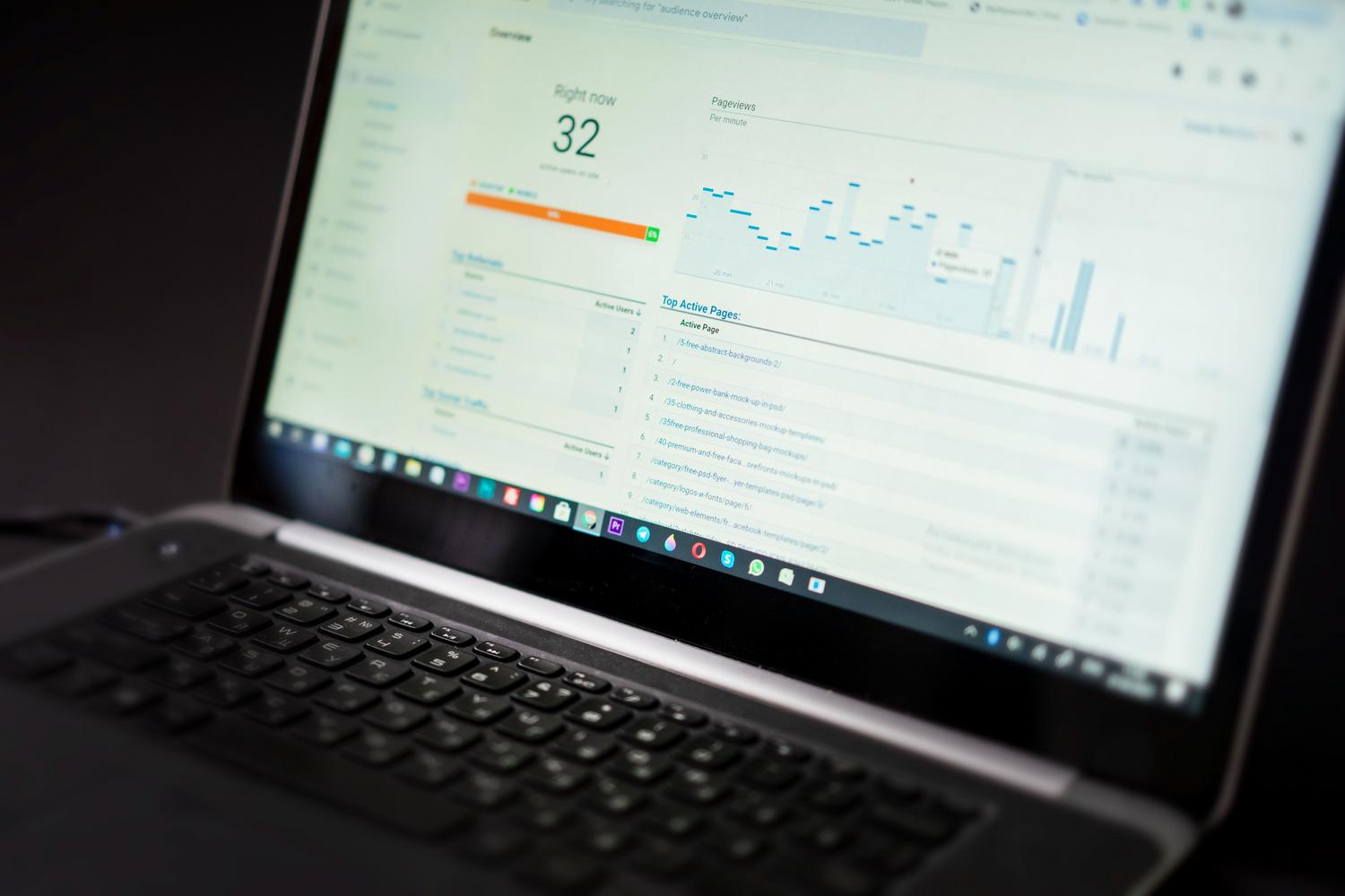 Pantalla de laptop mostrando un panel de analíticas con datos en tiempo real, representando el seguimiento del posicionamiento SEO.