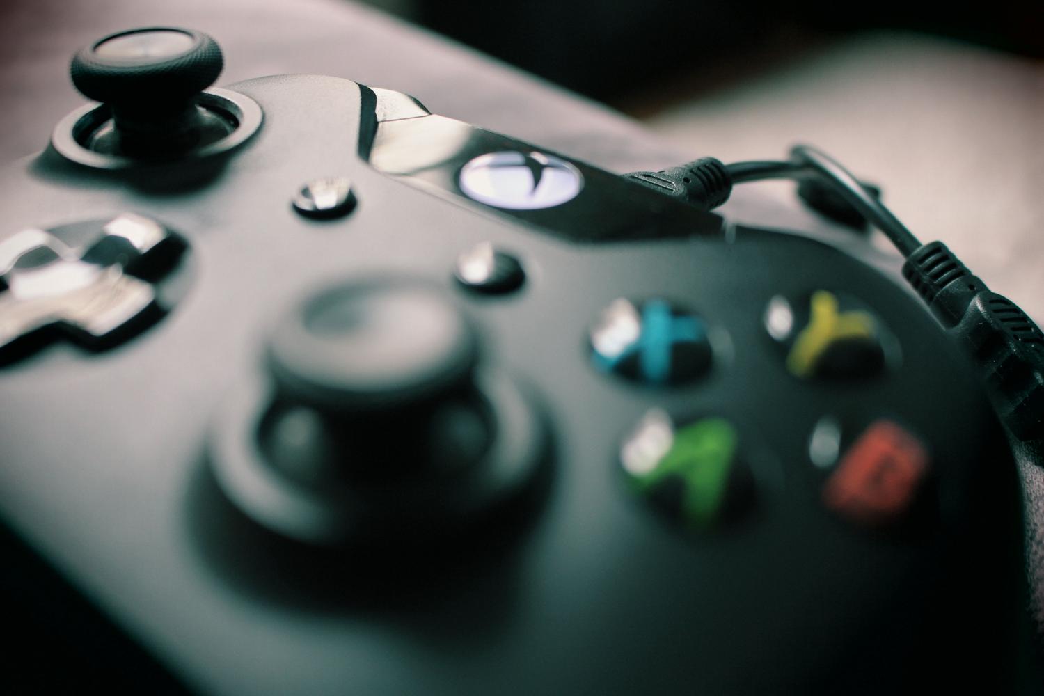Detalle macro de un mando de Xbox con cable USB conectado, ideal para ilustrar el proceso de conexión física.