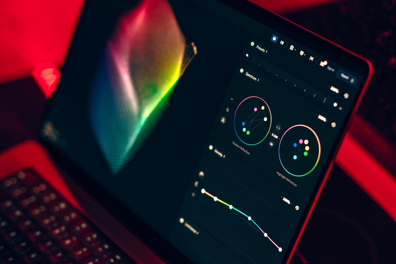 Primer plano de una pantalla de portátil con software de calibración de color avanzado y ruedas cromáticas digitales.