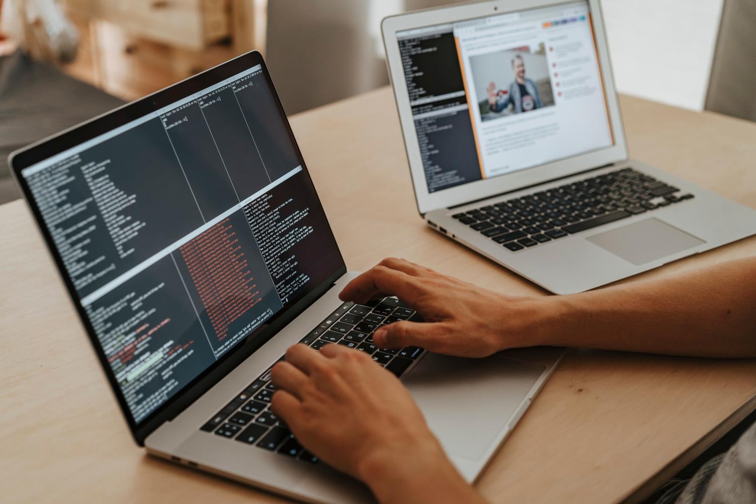 Programador trabajando en un ordenador portátil, representando la fase de configuración y desarrollo del entorno de pruebas.
