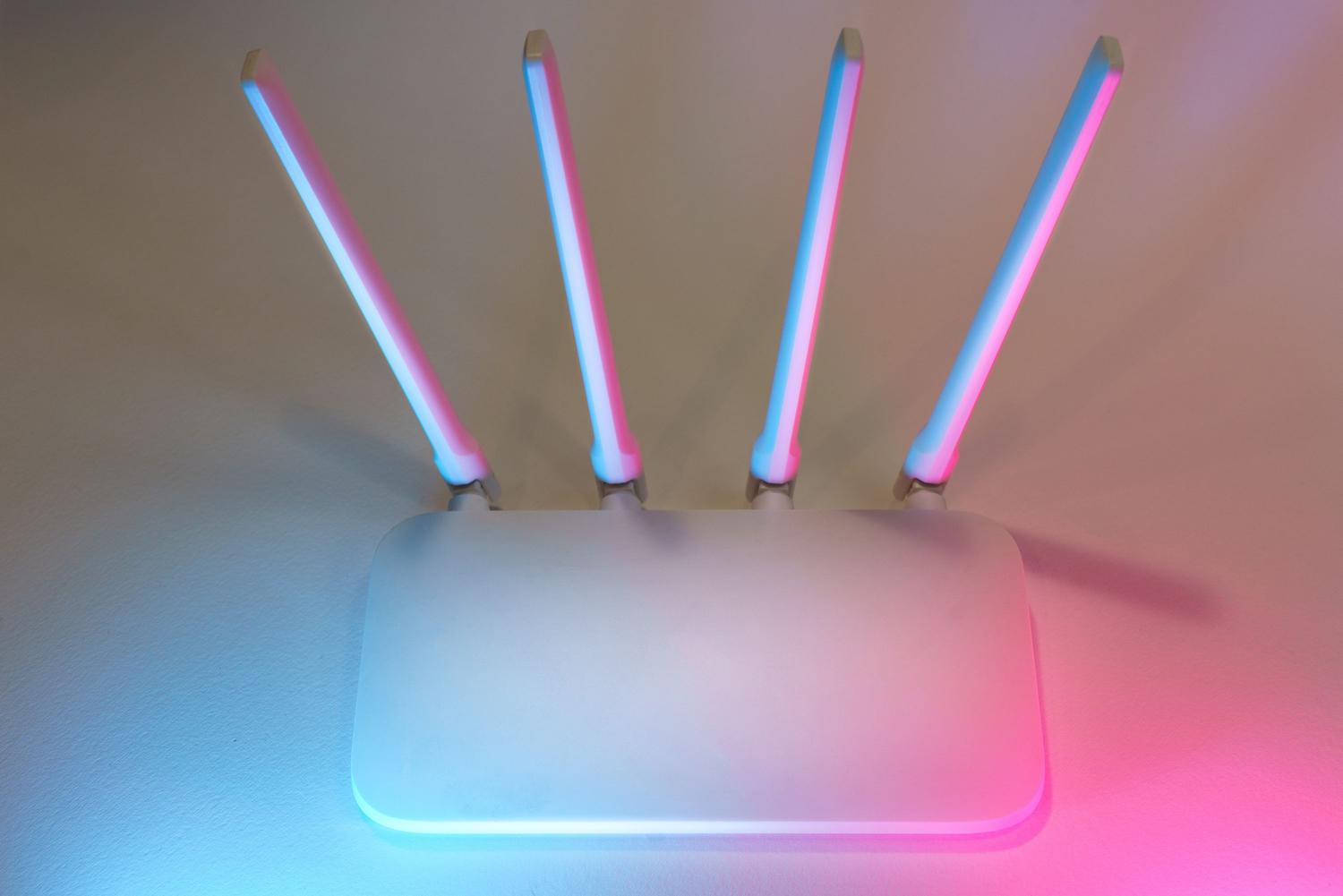 Router inalámbrico moderno para gestionar la red y el firewall del servidor doméstico.