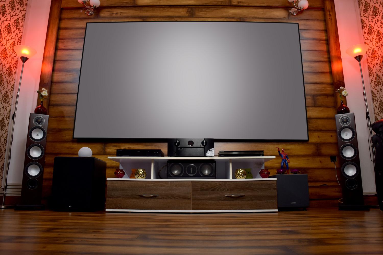 Sala de cine en casa moderna donde se puede disfrutar del contenido almacenado en un NAS