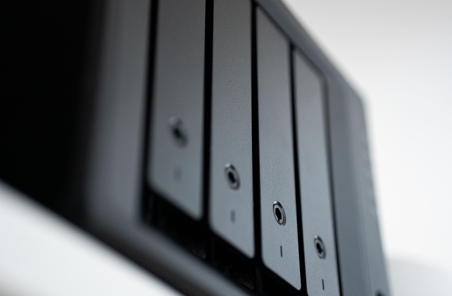 Primer plano de un dispositivo NAS de almacenamiento de red para servidor multimedia doméstico