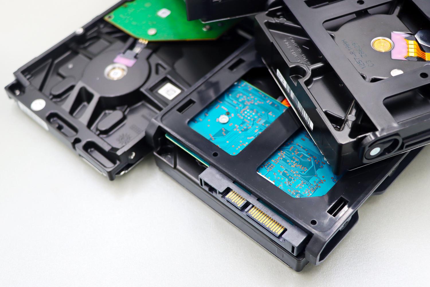 Conjunto de discos duros internos apilados, ideales para configurar la capacidad de un NAS