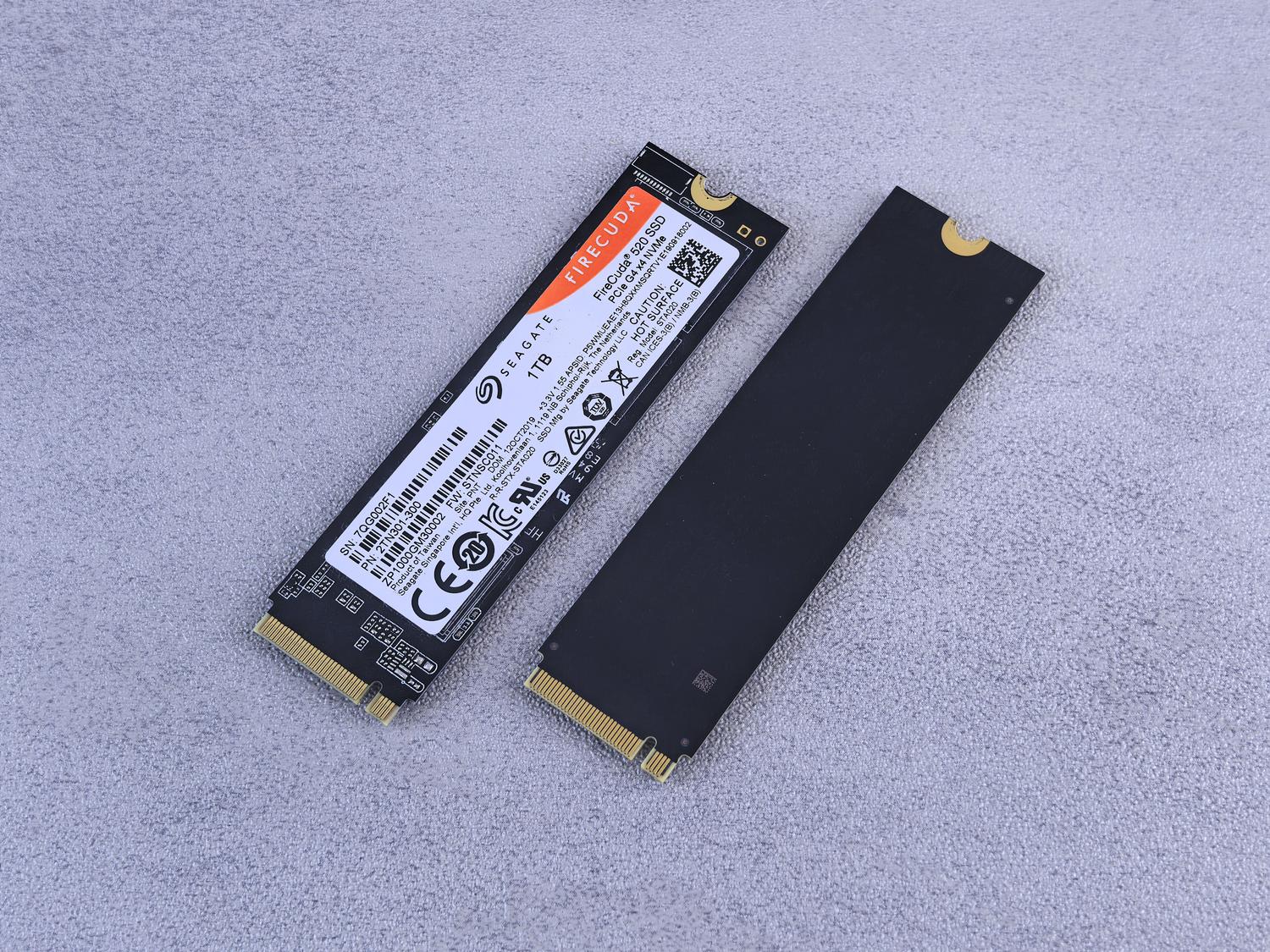 Primer plano de unidades SSD NVMe de alta velocidad sobre un fondo neutro.