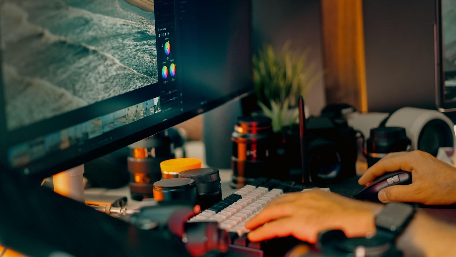 Detalle de un monitor profesional mostrando software de edición fotográfica con ruedas de color y controles de precisión.