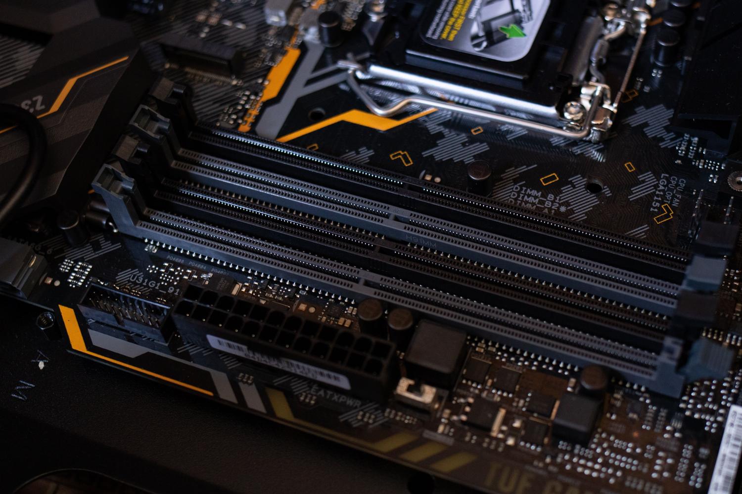 Primer plano de las ranuras DIMM de una placa base, ideal para explicar la compatibilidad física y la instalación de la RAM.