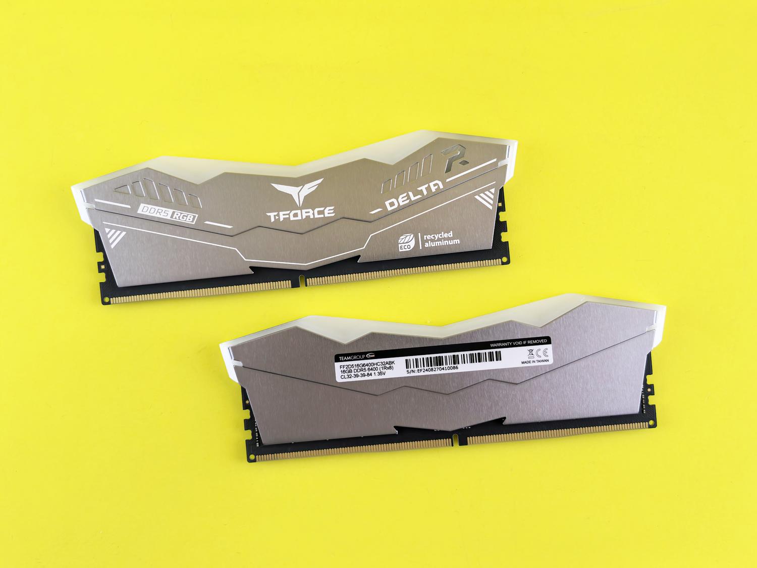 Detalle de módulos de memoria RAM con iluminación RGB y acabados premium en aluminio, destacando la calidad de construcción.