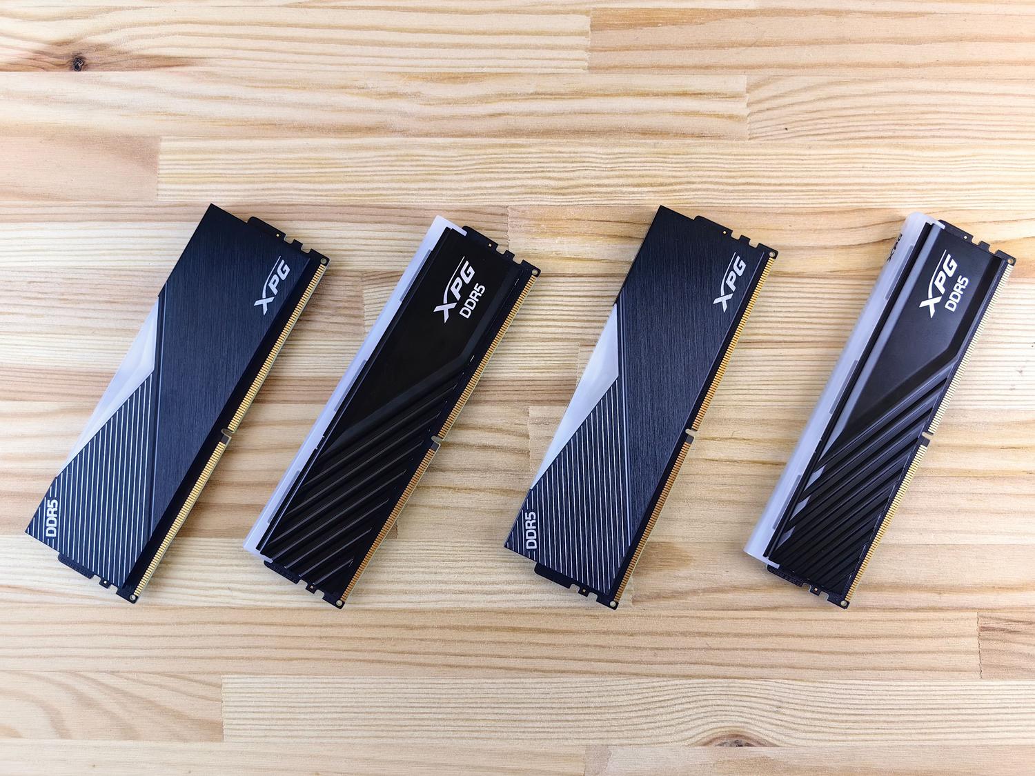 Módulos de memoria RAM DDR5 de alto rendimiento con disipadores de calor, representando la generación más actual de hardware. Módulos de memoria RAM DDR5 de alto rendimiento con disipadores de calor, representando la generación más actual de hardware.
