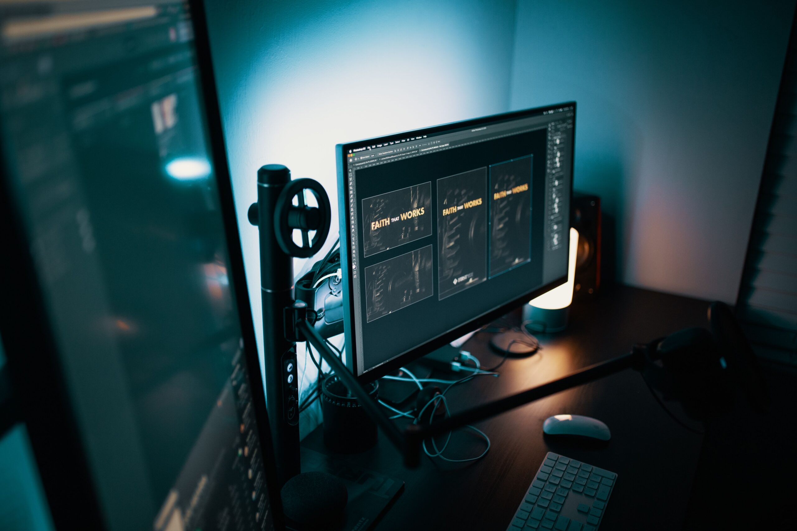 Espacio de trabajo moderno con monitores duales mostrando software de diseño gráfico en un entorno de estudio profesional.