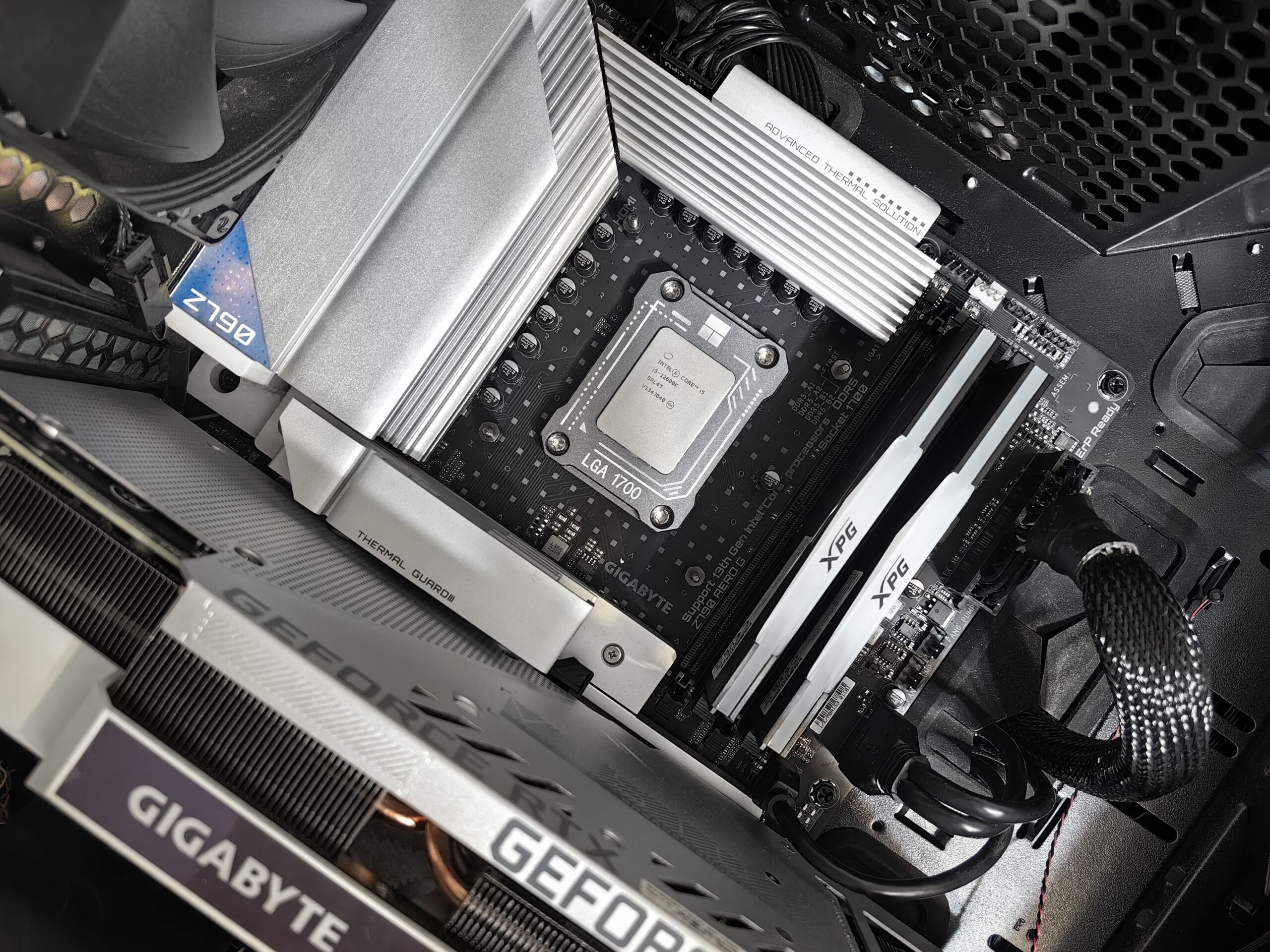Interior de un PC de alto rendimiento con una placa base ATX instalada, mostrando el espacio y la organización de componentes.