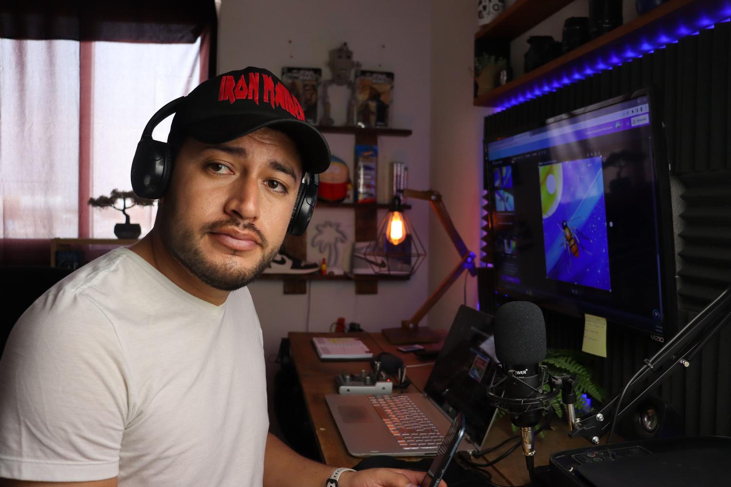 Persona grabando en un estudio casero utilizando auriculares y micrófono