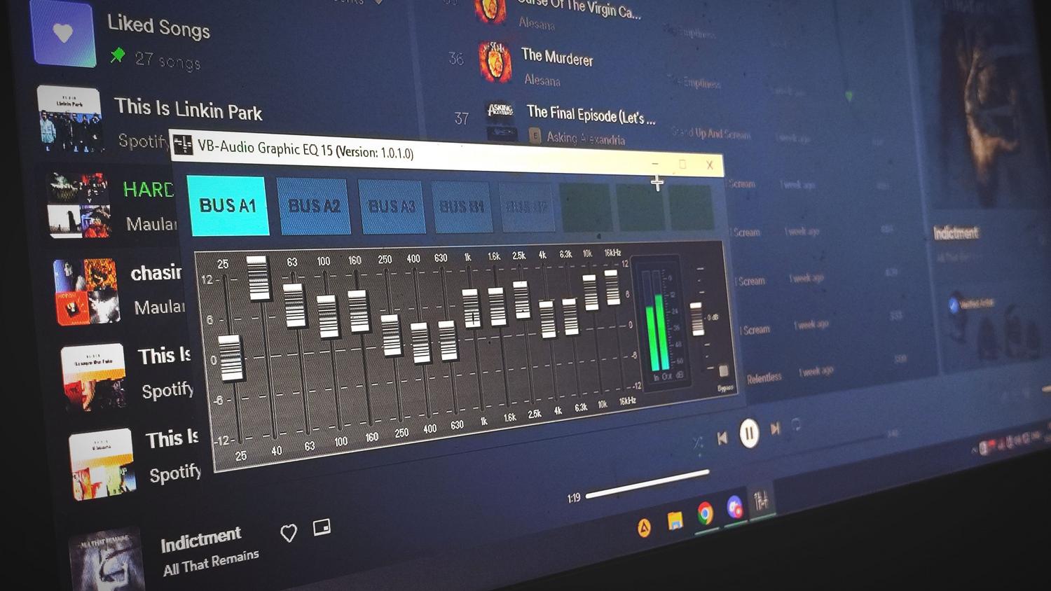 Software de edición de audio DAW en la pantalla de un ordenador portátil