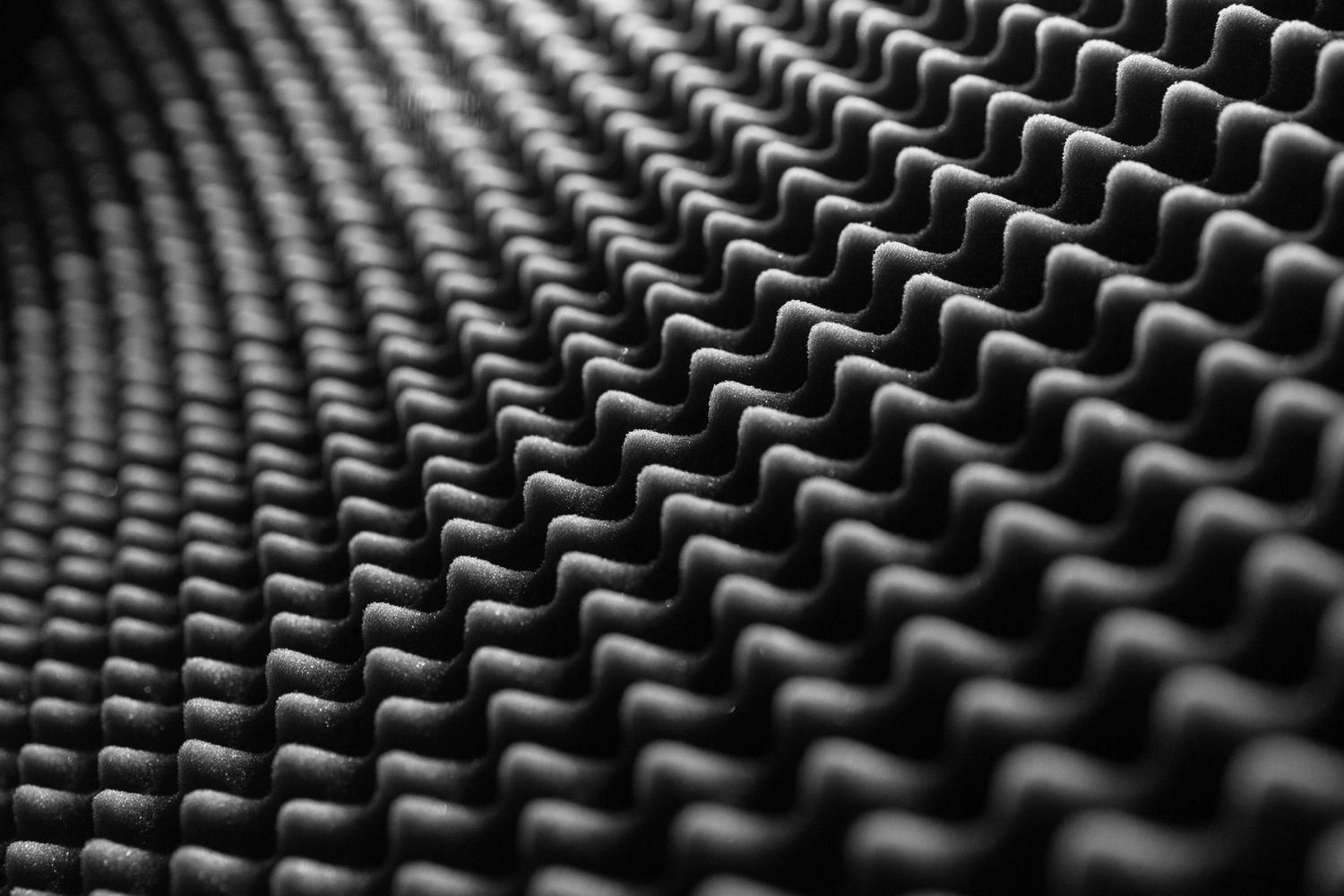 Detalle de paneles de espuma acústica para el tratamiento del sonido en estudio