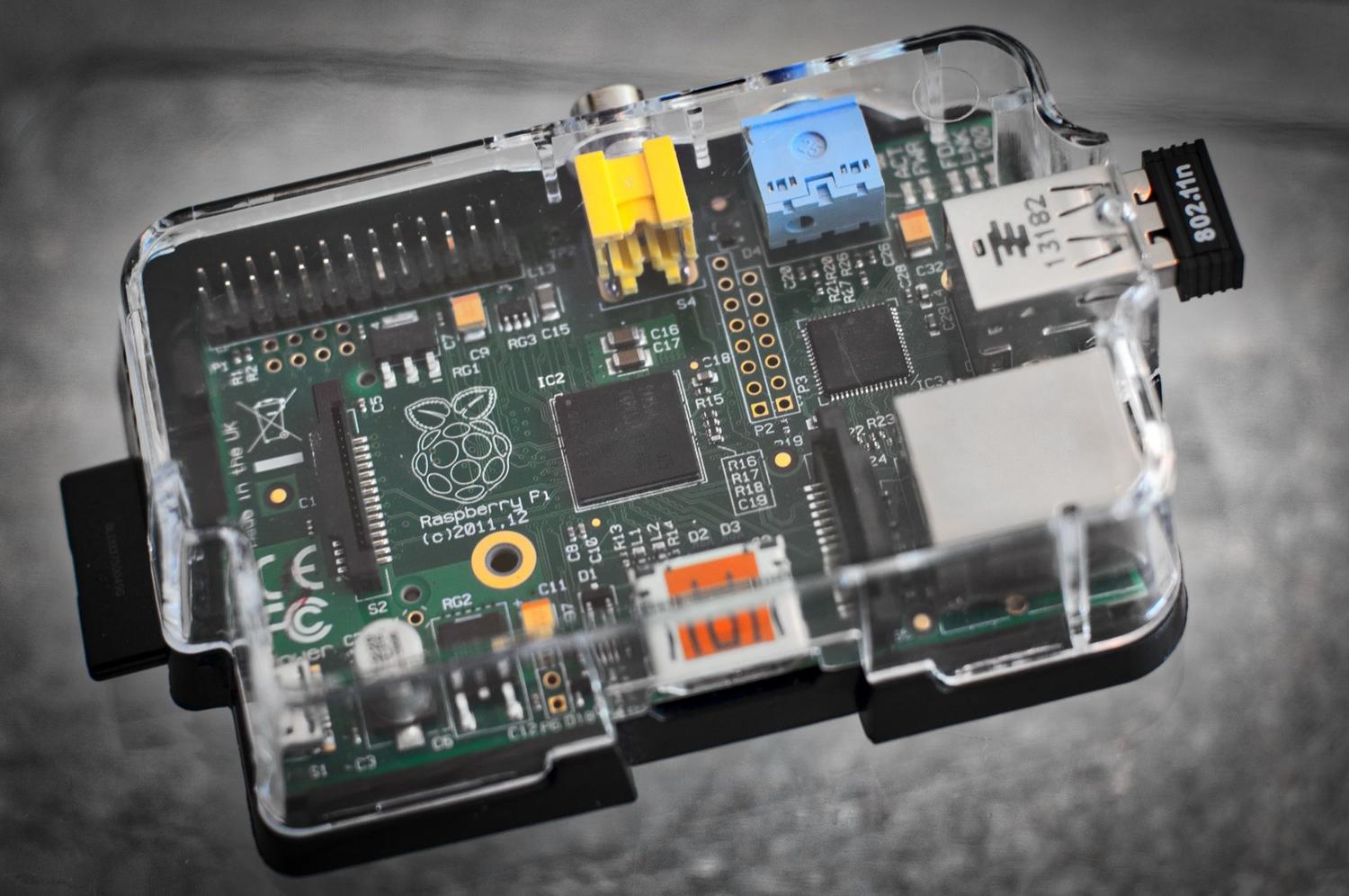 Placa de un ordenador Raspberry Pi, una de las opciones más eficientes para montar un servidor VPN casero.