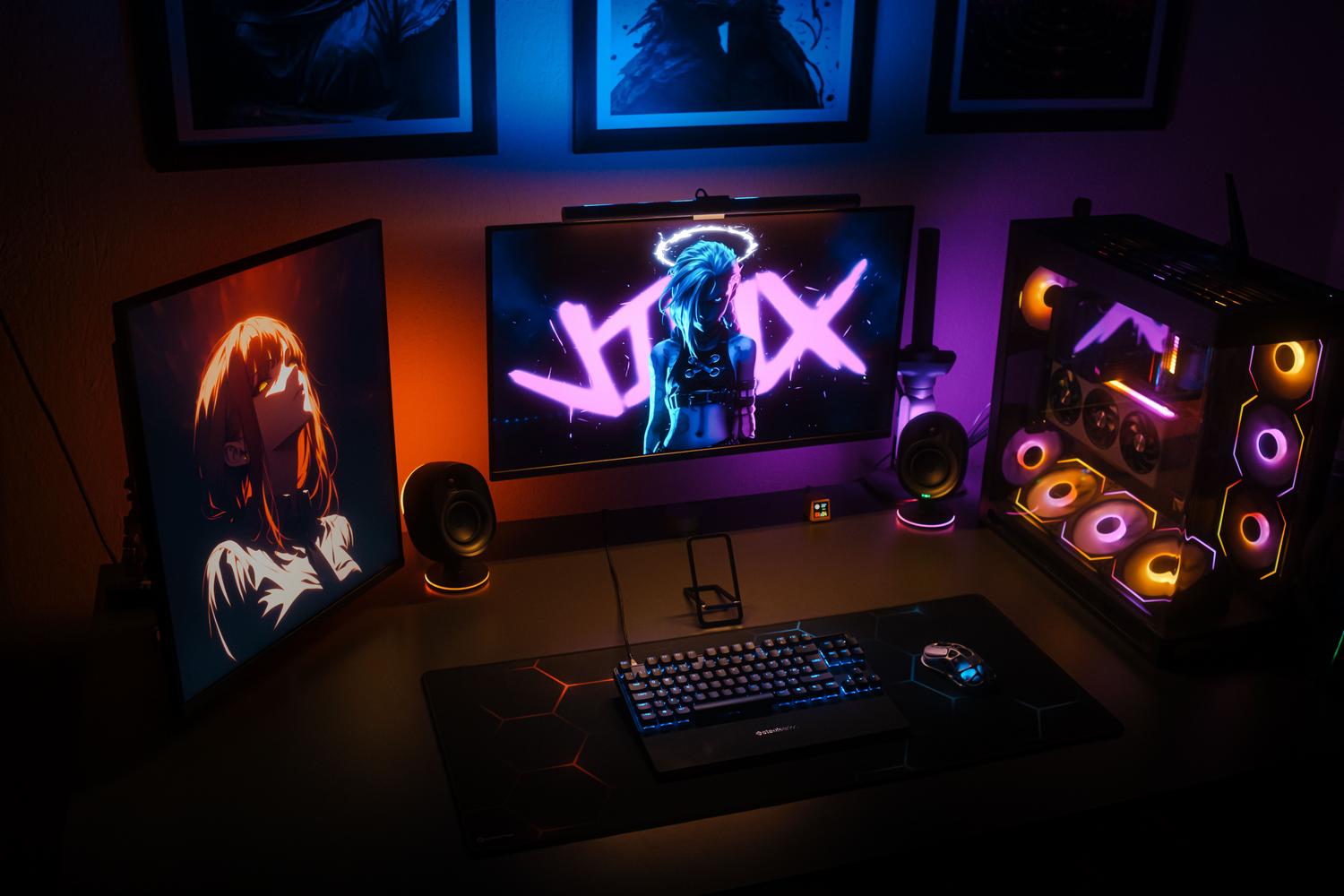 Estación de trabajo con doble monitor y luces RGB, recomendada para gestionar el chat y el software de streaming. Estación de trabajo con doble monitor y luces RGB, recomendada para gestionar el chat y el software de streaming.