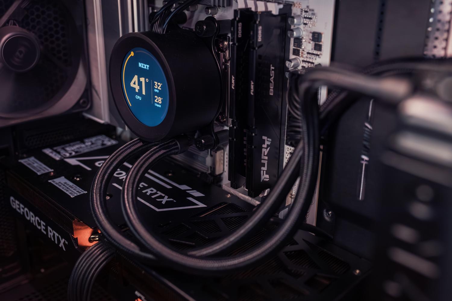 Vista interna de un PC gaming con sistema de refrigeración avanzado para evitar el estrangulamiento térmico. Vista interna de un PC gaming con sistema de refrigeración avanzado para evitar el estrangulamiento térmico.