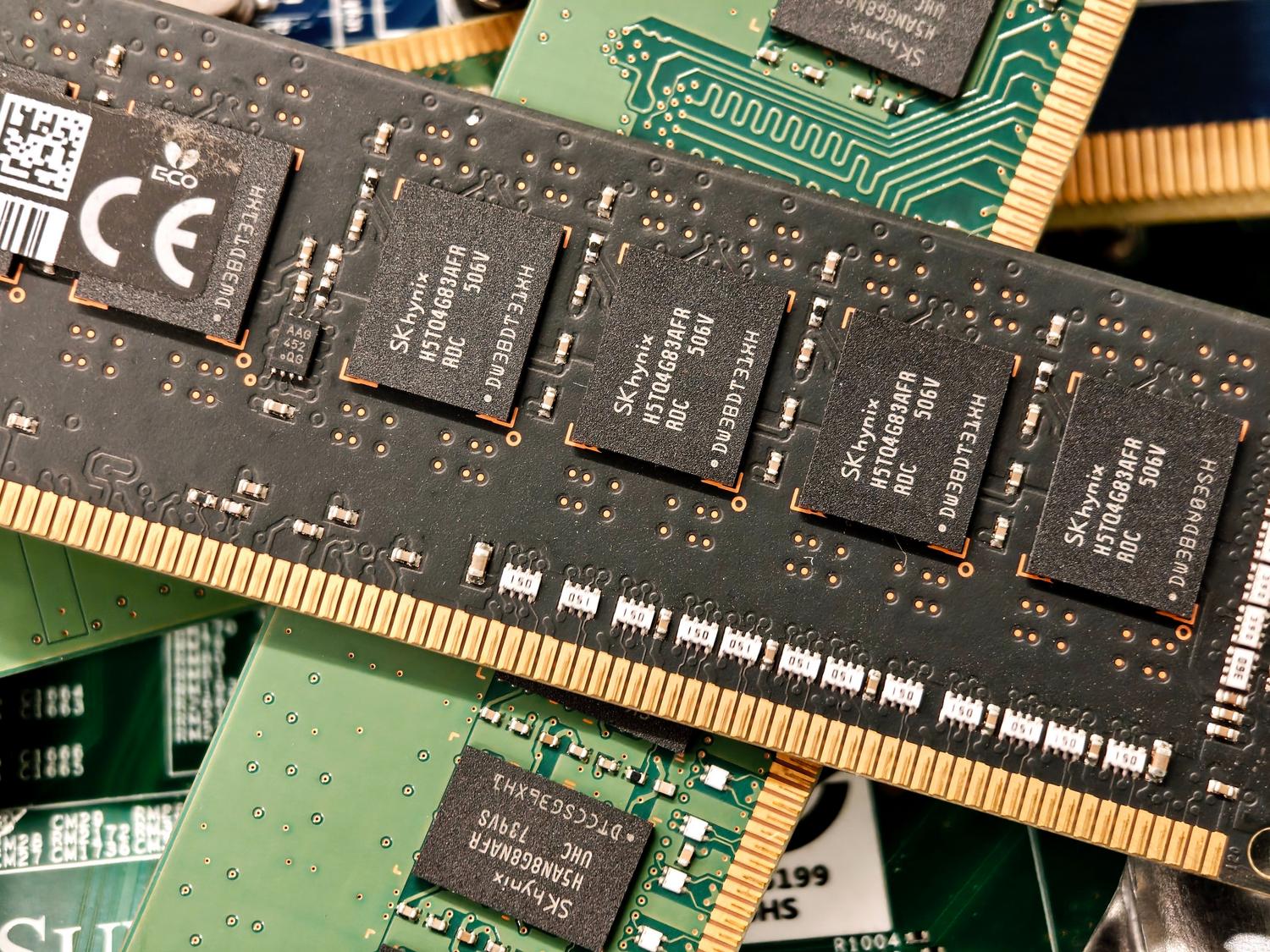 Primer plano de módulos de memoria RAM en una placa base, representando la optimización de hardware. Primer plano de módulos de memoria RAM en una placa base, representando la optimización de hardware.