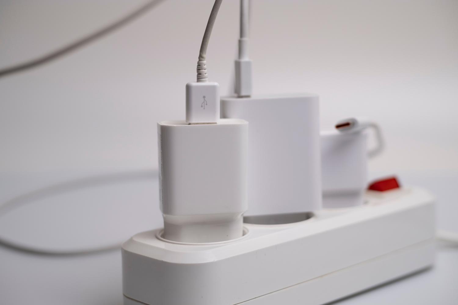 Primer plano de conexiones eléctricas y regleta para revisar el suministro de energía de la Smart TV.