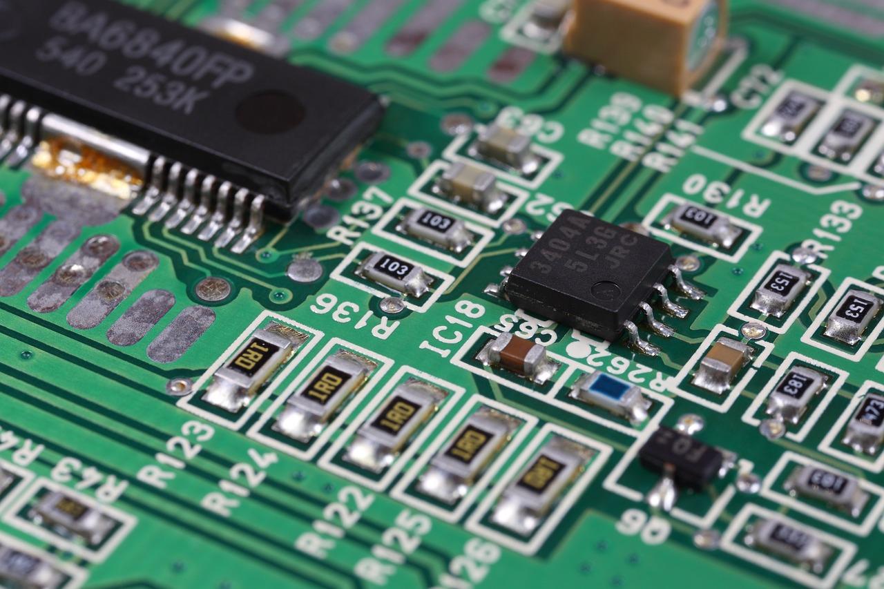 Detalle técnico de una placa electrónica representando los componentes internos como la main board o la fuente de alimentación.