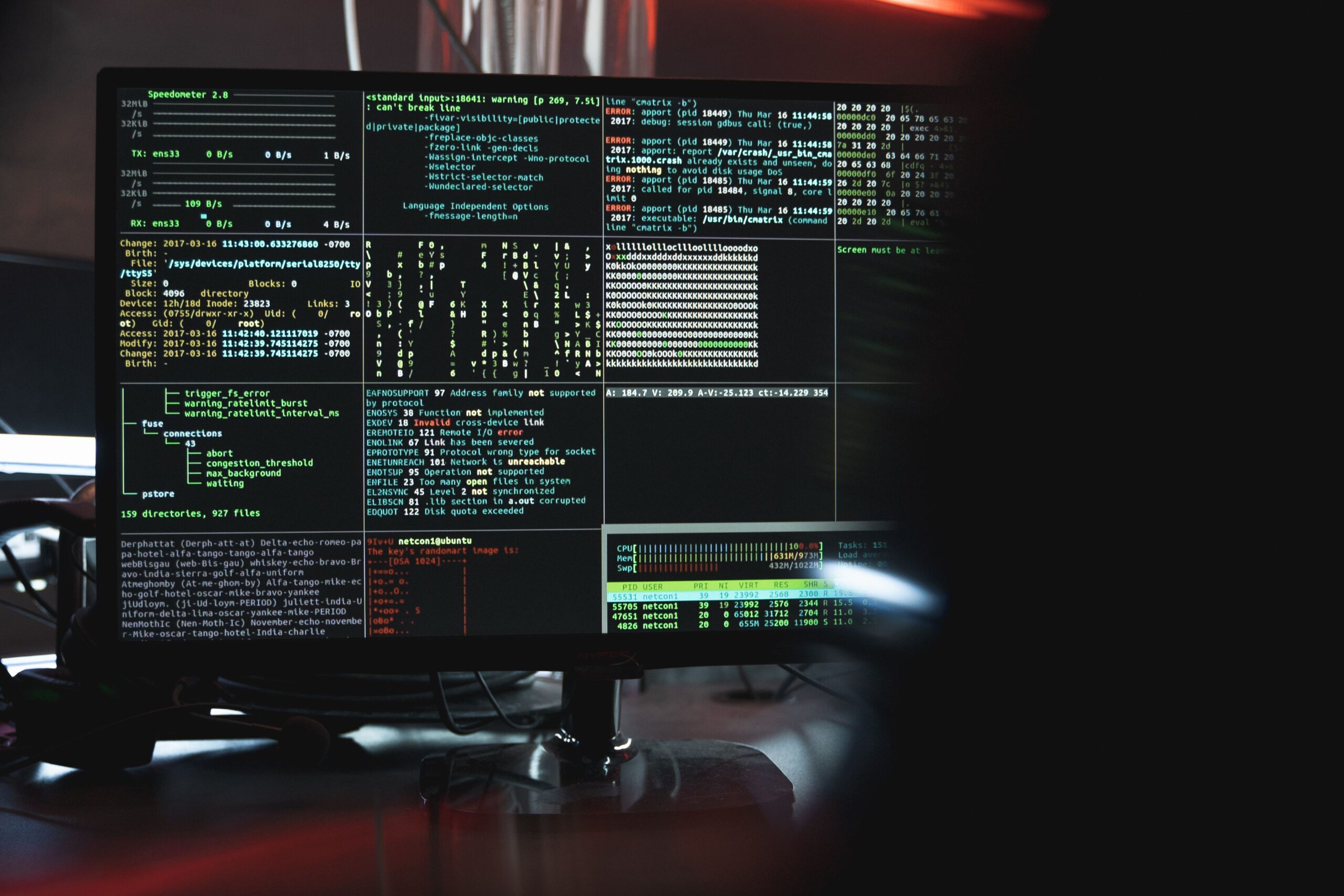 Monitor de computadora mostrando líneas de código y logs del sistema, representando la resolución de problemas en la terminal de Linux