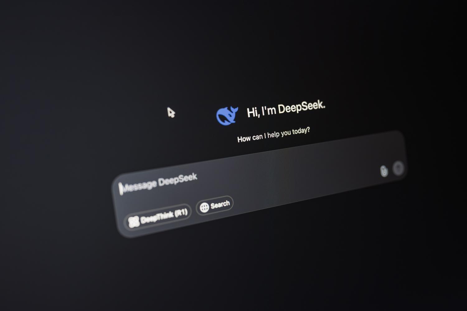 Primer plano de la interfaz de chat de DeepSeek AI en modo oscuro, ilustrando la potencia y accesibilidad de los modelos de IA de código abierto (Open Source).