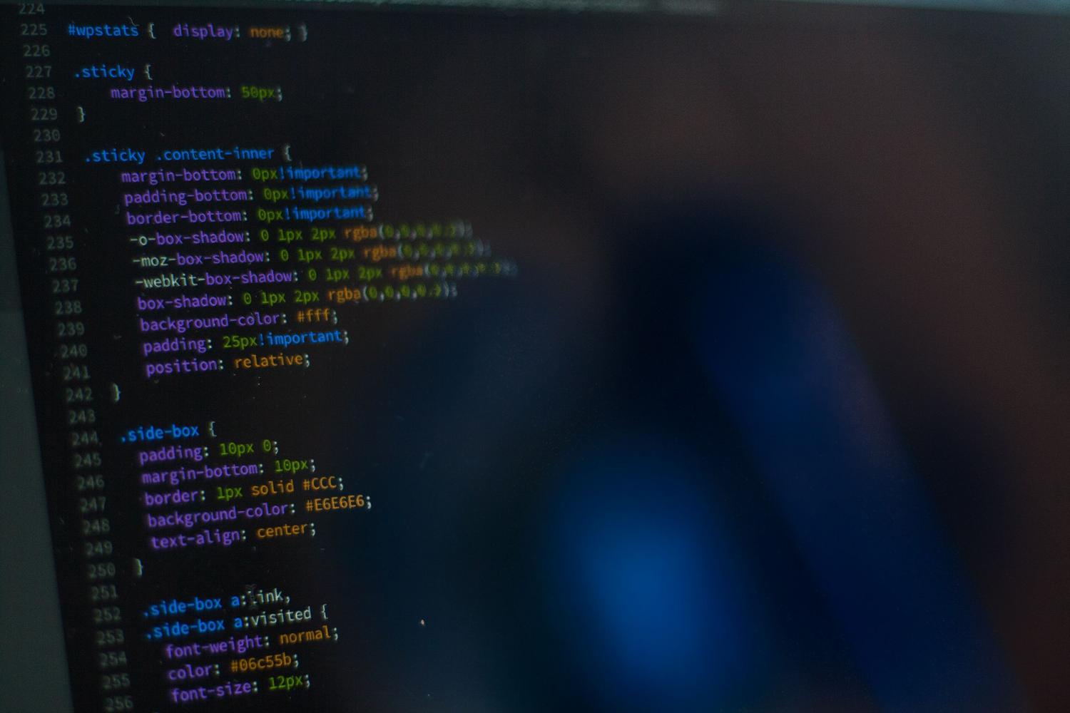 Primer plano de código CSS en un monitor con modo oscuro, representando el desarrollo frontend y el diseño de interfaces.