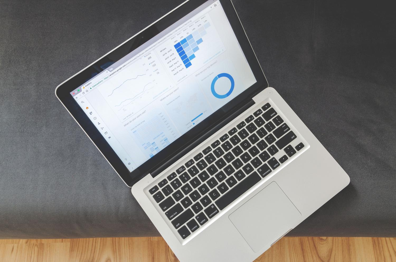 Visualización de métricas y KPIs de análisis de datos en una pantalla de portátil