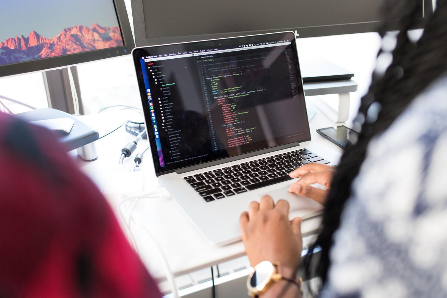 Programadora escribiendo código en un entorno moderno, destacando el enfoque en el desarrollo de funciones serverless
